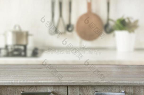 现代的厨房和木制的<strong>桌</strong>面,空间为你和展览英语字母表的第16个字母