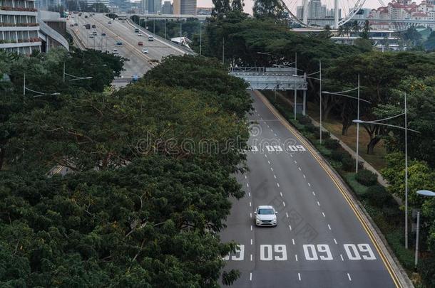 宽的都市的高速公路亚洲人大都市.现代的建筑物和结构