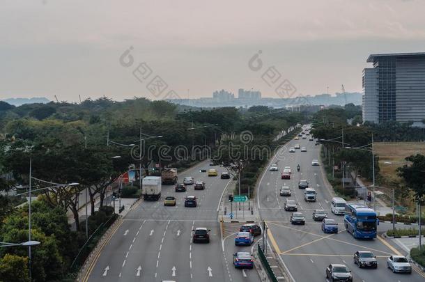 宽的都市的高速公路亚洲人大都市.现代的建筑物和结构