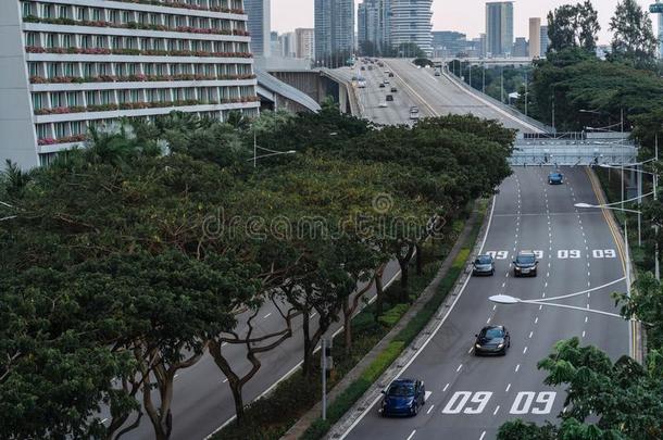 宽的都市的高速公路亚洲人大都市.现代的建筑物和结构