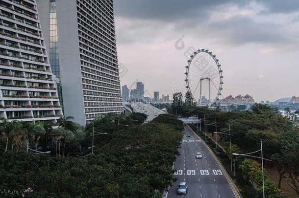 宽的都市的高速公路亚洲人大都市.现代的建筑物和结构