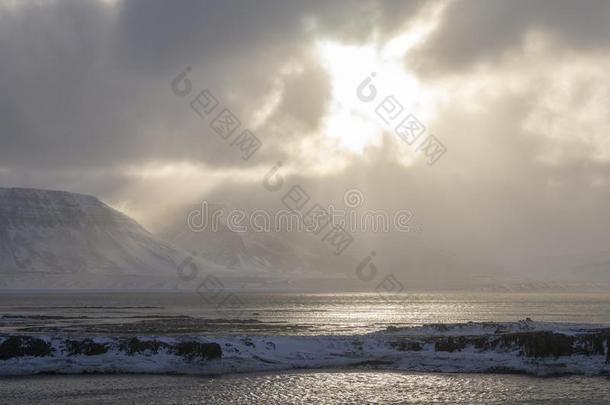 太阳光亮的向指已提到的人岛大约斯奈费尔斯尼斯-冰岛