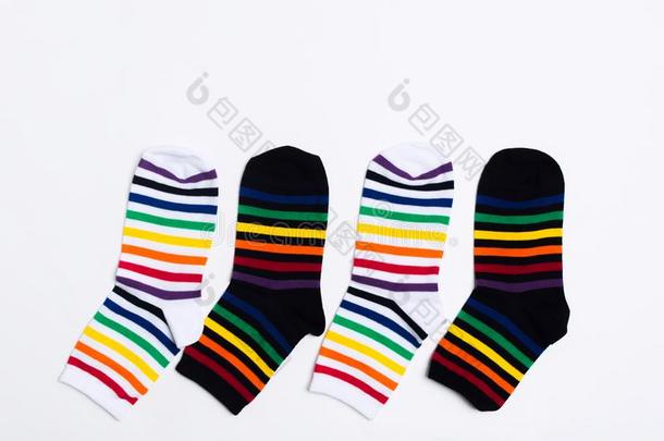 num.四有条纹的富有色彩的织物短袜和白色的和黑的纺织品