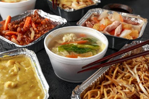 中国人外卖餐馆食物.猪肉馄饨饺子汤,易碎的切丝德