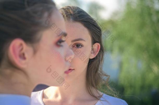 年轻和美好.漂亮的女人和自然的化妆.脸护肤品