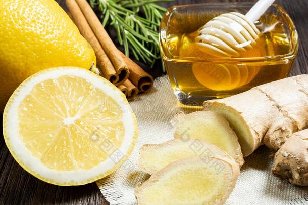 有用的添加剂向茶水和饮料:蜂蜜,柠檬,姜和颈动脉搏动切迹
