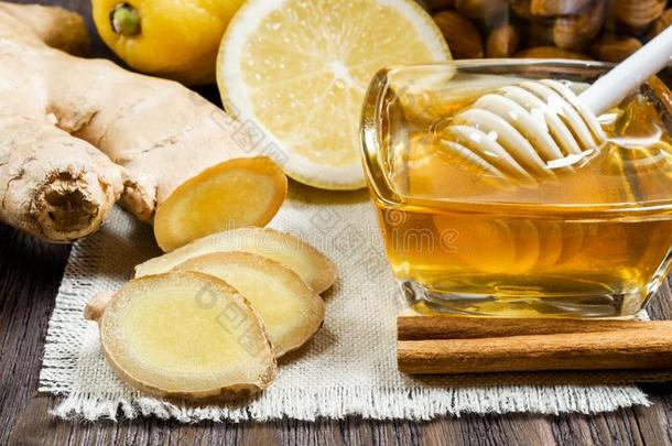 蜂蜜,柠檬和姜-有用的添加剂向茶水和饮料