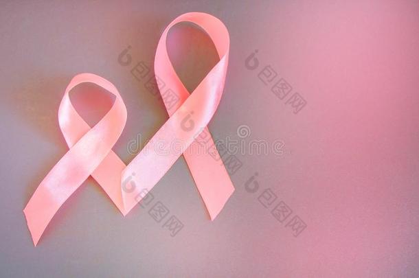 两个粉红色的带向提升察觉关于乳房癌症,指已提到的人idealmechanicalvantage理想的机械优势