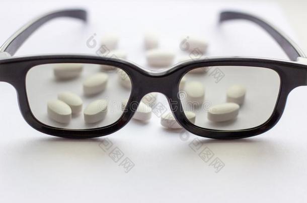 白色的药丸和药片和眼镜向光背景.制药公司