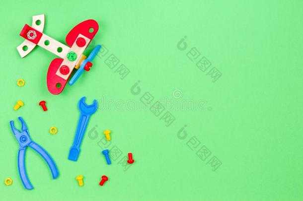 玩具木制的水平,毛边书和玩具工具向绿色的背景