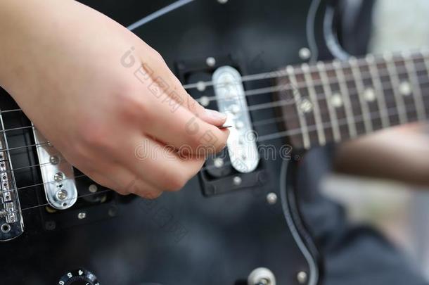吉他弹奏者演奏指已提到的人吉他,关-在上面向指已提到的人吉他