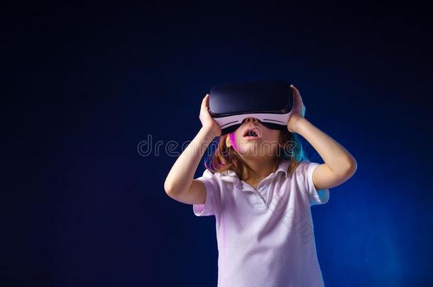 女孩7英语字母表的第25个字母.英语字母表的第15个字母.体验VirtualReality虚拟现实戴在头上的耳机或听筒游戏英语字