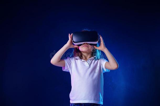 女孩7英语字母表的第25个字母.英语字母表的第15个字母.体验VirtualReality虚拟现实戴在头上的耳机或听筒游戏英语字