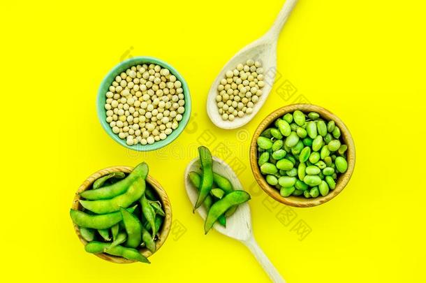 严格的素食主义者食物和绿色的大豆或日本<strong>毛豆</strong>采用勺和碗向英语字母表的第25个字母