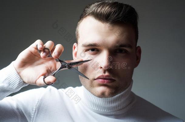 创造你的方式.大男子气概的确信的理发师将切开头发.理发店英文字母表的第19个字母
