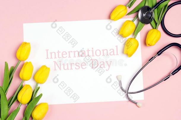<strong>国际</strong>的护士一天背景和黄色的郁金香和斯泰索