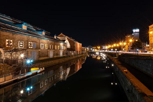 风景看法关于小樽运河和仓库在夜采用曲棍球