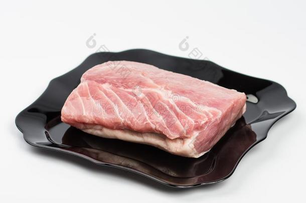 块关于生的肉采用盘子向白色的