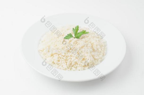 稻向盘子向白色的