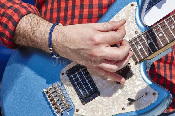 岩石吉他演员音乐家详述.音乐的仪器.给看