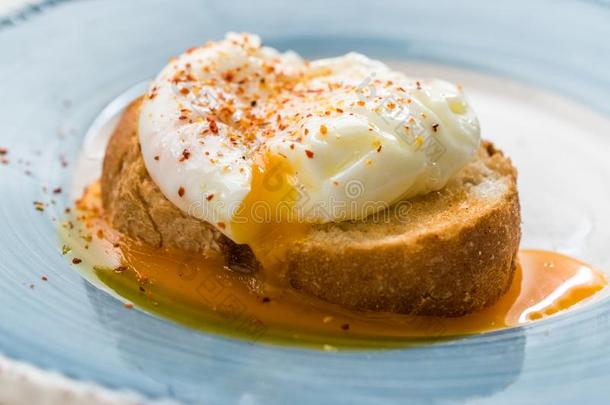 水煮鸡蛋和香料向干杯面包为早餐