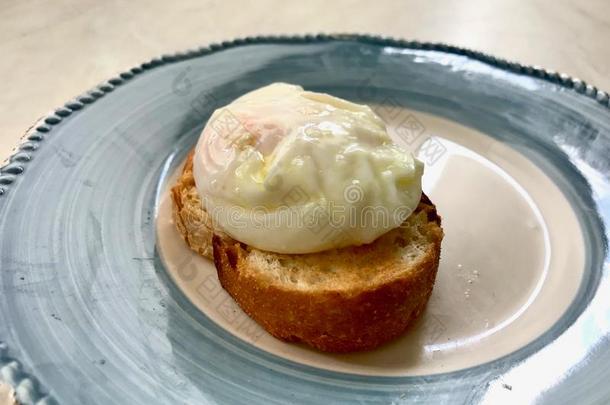 水煮鸡蛋向干杯面包为早餐