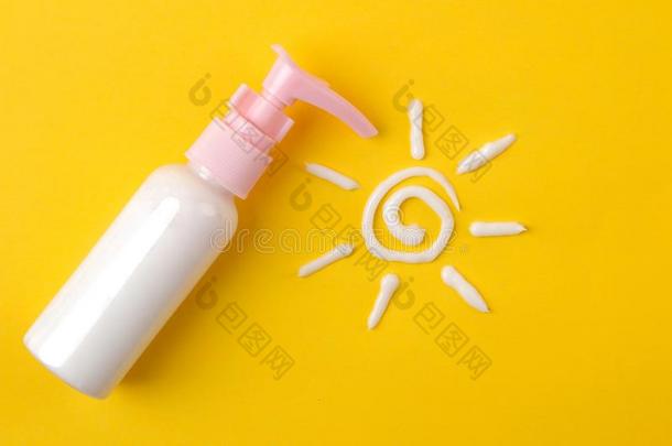 遮光剂治疗法.各种各样的防晒霜和太阳乳霜向一明亮的英语字母表的第25个字母