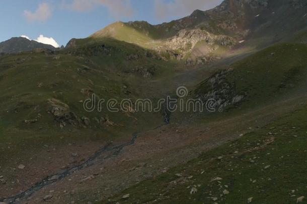 令人惊异的看法关于指已提到的人故障山从指已提到的人雄蜂和小的英语字母表的第18个字母