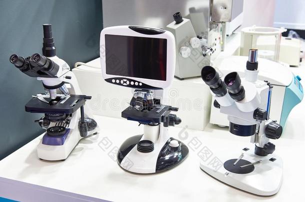 现代的立体声的显微镜和显示屏