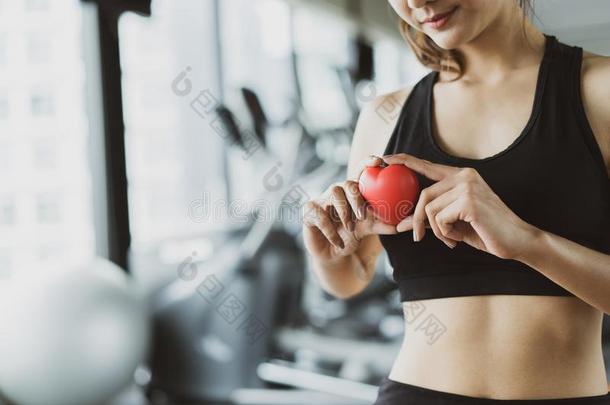 <strong>卫生</strong>保健红色的心运动女人锻炼练习在健身房<strong>健康</strong>