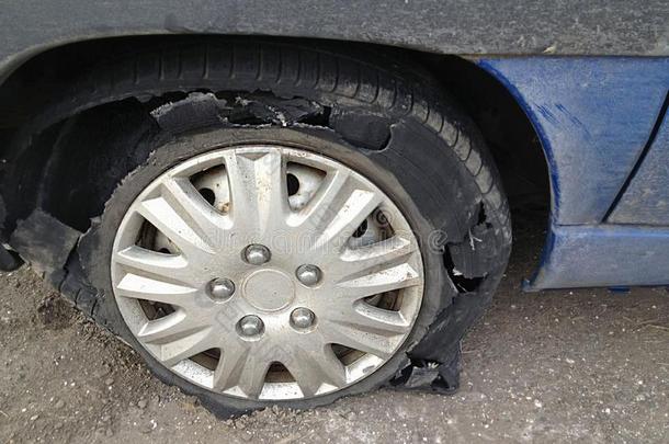 轮胎被损坏的踩向一橡胶轮子
