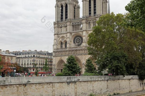 建筑物的正面关于我们的夫人demand需要巴黎采用法国