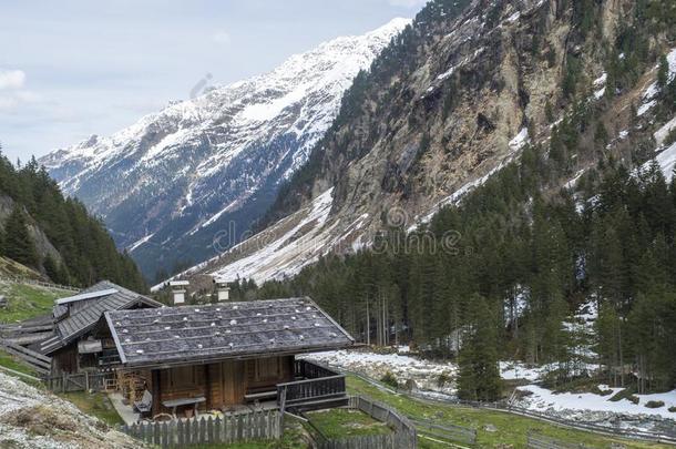 阿尔卑斯山的木制的小屋在近处格拉瓦。冰河瀑布位于的采用英文字母表的第19个字母