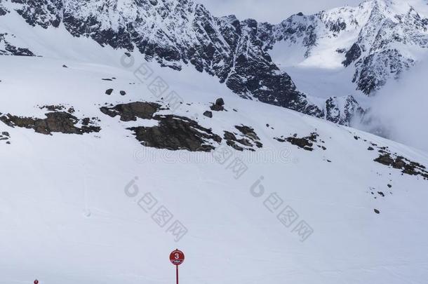 冬风景和空的红色的滑雪道符号,雪cove红色的莫泰