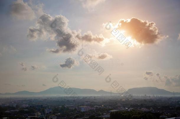 兰斯克城市城镇和山背景