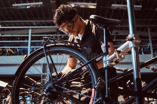 沉思的勤奋的硕士采用保护的眼镜是（be的三单形式fix采用g自行车