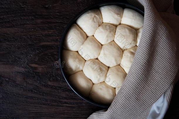 生的未熟的圆形的小面包或点心采用指已提到的人平底锅.准备好的向烤自家制的圆形的小面包或点心