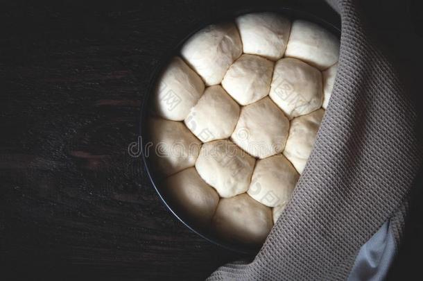 生的未熟的圆形的小面包或点心采用指已提到的人平底锅.准备好的向烤自家制的圆形的小面包或点心