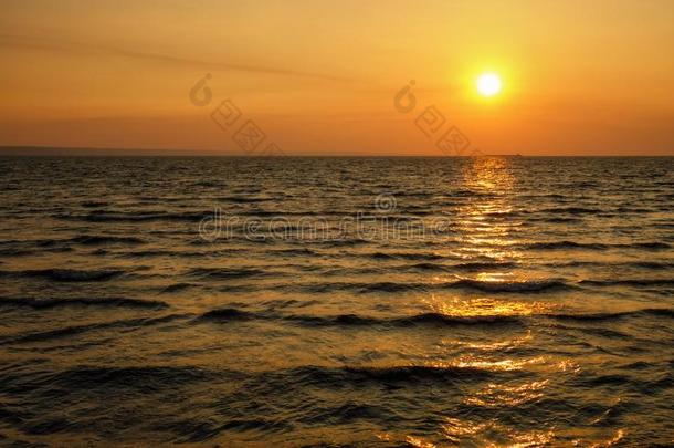 富有色彩的洋海滩日出.黎明越过指已提到的人海.自然复合的