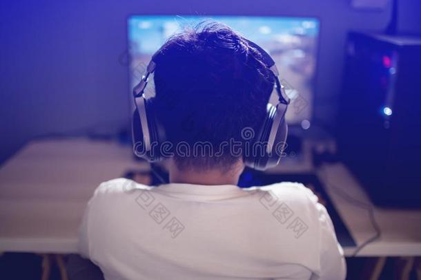 肖像关于亚洲人男孩电脑游戏玩家演奏运动向计算机采用指已提到的人袋鼠