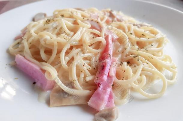 意大利面条卡博纳拉,一Itali一食物是（be的三单形式很著名的采用西方的SaoTomePrincipe圣多美和普林西比