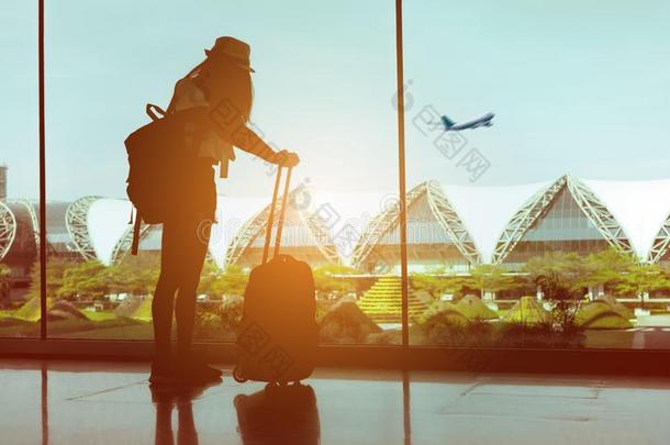 女人旅行支票和行李等候飞机<strong>在机场</strong>