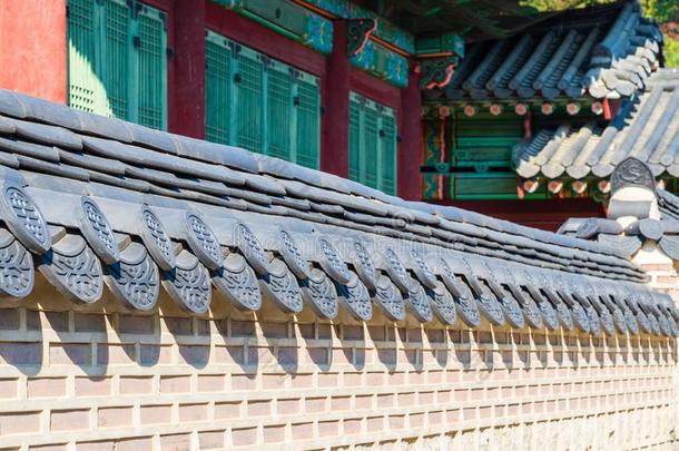 传统的朝鲜人砖墙和黑的陶器的屋顶和传统的