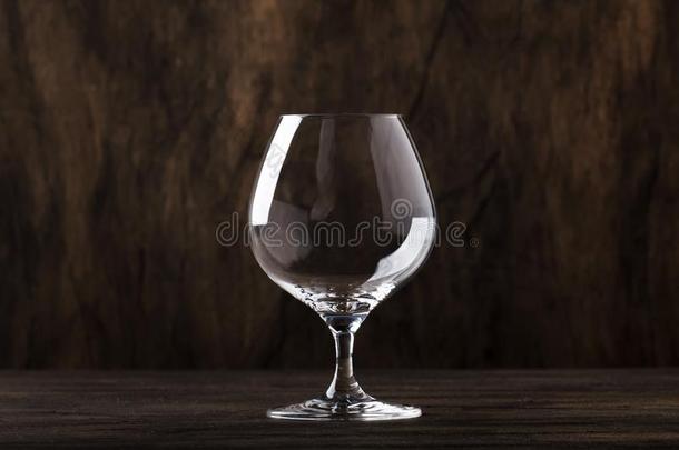 空的白兰地酒或白兰地酒的一种玻璃,复制品空间,精心选择的集中