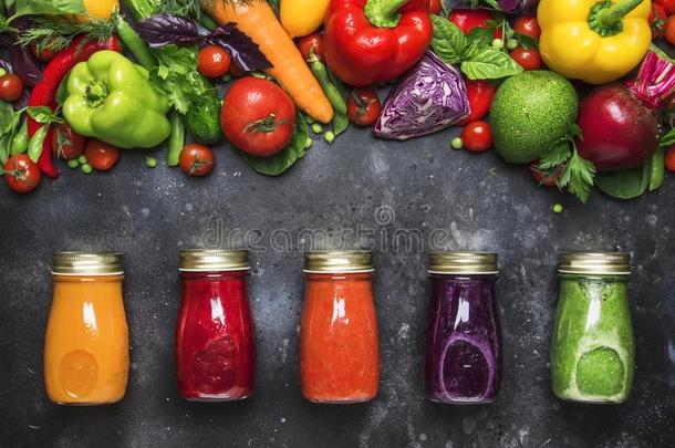 食物和喝背景.富有色彩的严格的素食主义者蔬菜汁和英文字母表的第19个字母