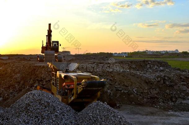 可移动的石头压碎的东西机器在旁边指已提到的人建筑物地点或采矿