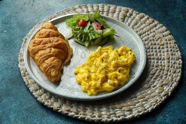 早餐和<strong>羊角</strong>面包,快速爬行鸡蛋,和蔬<strong>菜</strong>沙拉
