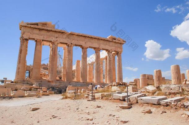 古希腊城市的卫城万神庙,雅典,希腊和蓝色天