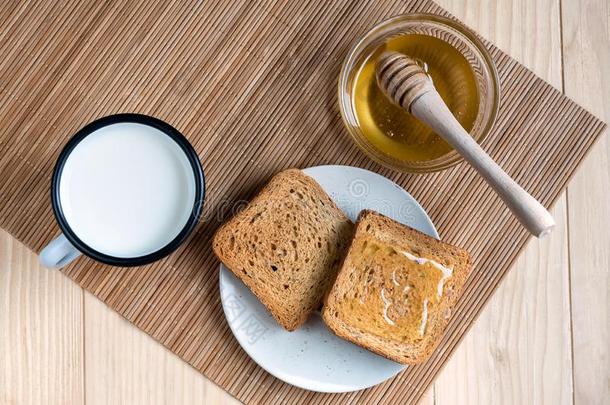 干杯面包和锡马克杯关于奶和罐子关于蜂蜜