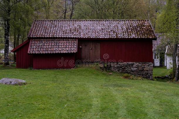 在历史上重要的,传统的红色的谷仓向一灰色的春季d一y